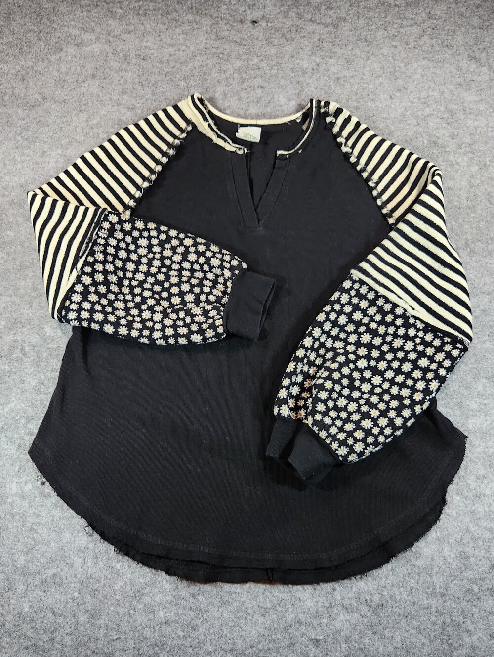 New M Black Mixed-Pattern Raglan Sweatshirt with Daisy Sleeves Size Large
